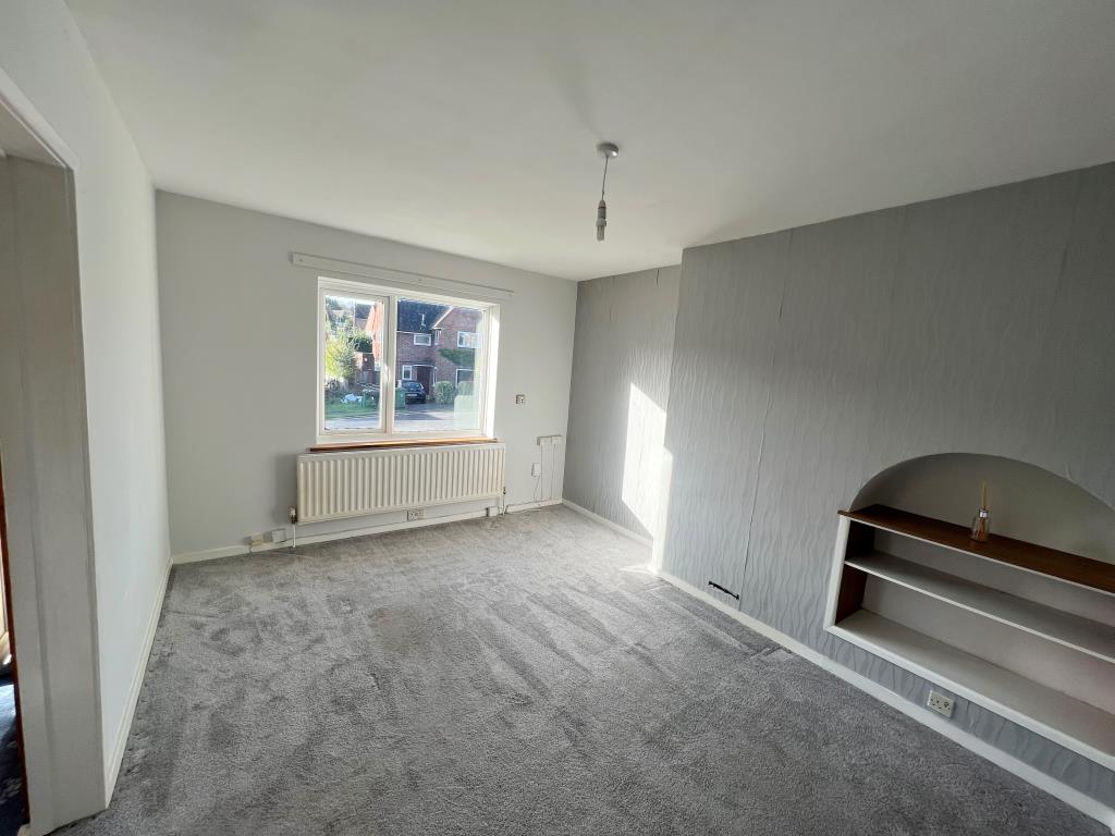 Lot: 141 - HOUSE WITH PLANNING TO ADD TWO ADDITIONAL DWELLINGS - Living room of 1 Fox Lane